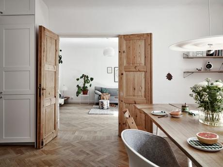 wood countertop white and green kitchen two colors kitchen scandinavian kitchen nordic kitchen hardwood floor kitchen encimera de madera design kitchen cocina nórdica cocina mezcla de estilos cocina luminosa cocina de dos colores cocina de color cocina comedor cocina blanca y verde  