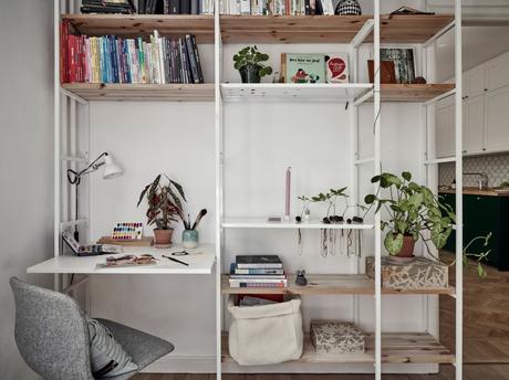 wood countertop white and green kitchen two colors kitchen scandinavian kitchen nordic kitchen hardwood floor kitchen encimera de madera design kitchen cocina nórdica cocina mezcla de estilos cocina luminosa cocina de dos colores cocina de color cocina comedor cocina blanca y verde  