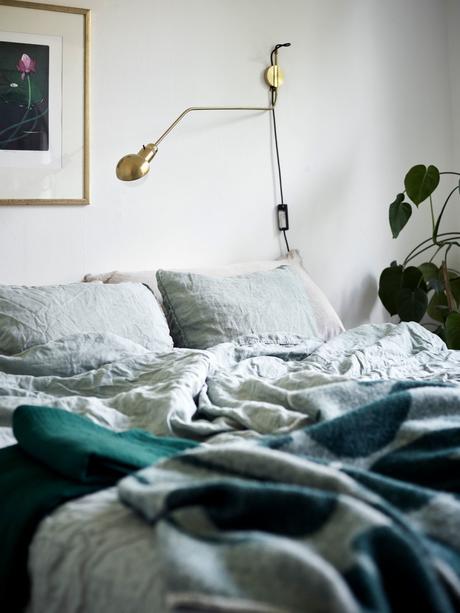 wood countertop white and green kitchen two colors kitchen scandinavian kitchen nordic kitchen hardwood floor kitchen encimera de madera design kitchen cocina nórdica cocina mezcla de estilos cocina luminosa cocina de dos colores cocina de color cocina comedor cocina blanca y verde  