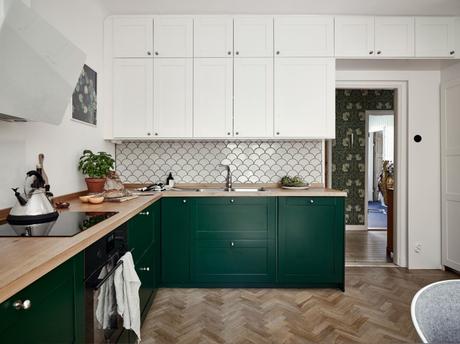 wood countertop white and green kitchen two colors kitchen scandinavian kitchen nordic kitchen hardwood floor kitchen encimera de madera design kitchen cocina nórdica cocina mezcla de estilos cocina luminosa cocina de dos colores cocina de color cocina comedor cocina blanca y verde  