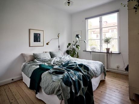 wood countertop white and green kitchen two colors kitchen scandinavian kitchen nordic kitchen hardwood floor kitchen encimera de madera design kitchen cocina nórdica cocina mezcla de estilos cocina luminosa cocina de dos colores cocina de color cocina comedor cocina blanca y verde  