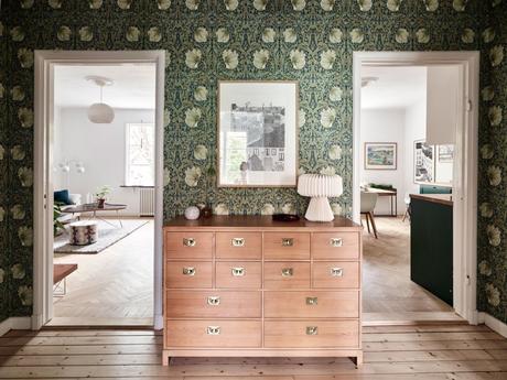 wood countertop white and green kitchen two colors kitchen scandinavian kitchen nordic kitchen hardwood floor kitchen encimera de madera design kitchen cocina nórdica cocina mezcla de estilos cocina luminosa cocina de dos colores cocina de color cocina comedor cocina blanca y verde  