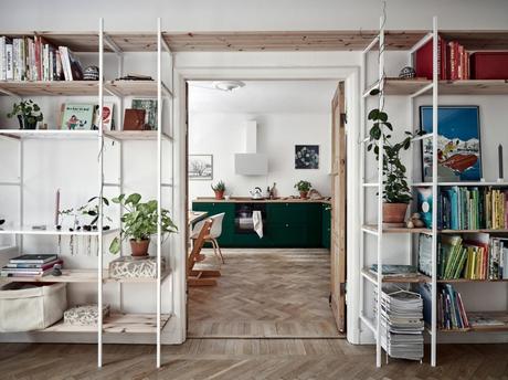 wood countertop white and green kitchen two colors kitchen scandinavian kitchen nordic kitchen hardwood floor kitchen encimera de madera design kitchen cocina nórdica cocina mezcla de estilos cocina luminosa cocina de dos colores cocina de color cocina comedor cocina blanca y verde  