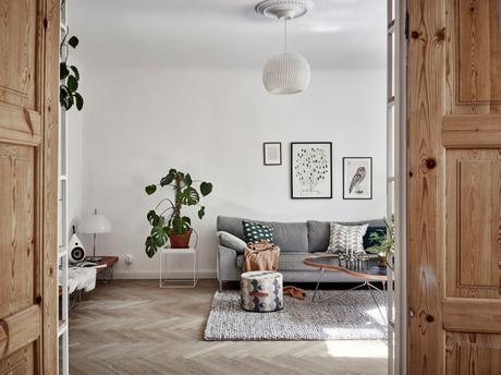 wood countertop white and green kitchen two colors kitchen scandinavian kitchen nordic kitchen hardwood floor kitchen encimera de madera design kitchen cocina nórdica cocina mezcla de estilos cocina luminosa cocina de dos colores cocina de color cocina comedor cocina blanca y verde  