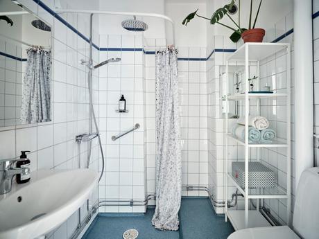 wood countertop white and green kitchen two colors kitchen scandinavian kitchen nordic kitchen hardwood floor kitchen encimera de madera design kitchen cocina nórdica cocina mezcla de estilos cocina luminosa cocina de dos colores cocina de color cocina comedor cocina blanca y verde  