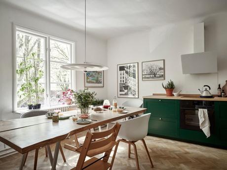 wood countertop white and green kitchen two colors kitchen scandinavian kitchen nordic kitchen hardwood floor kitchen encimera de madera design kitchen cocina nórdica cocina mezcla de estilos cocina luminosa cocina de dos colores cocina de color cocina comedor cocina blanca y verde  