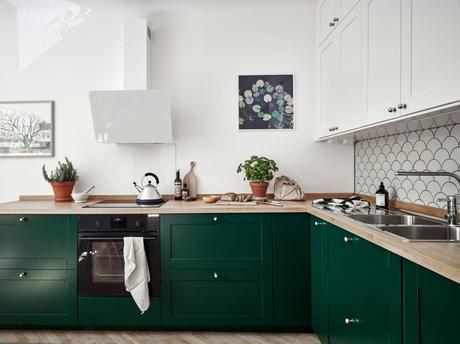 wood countertop white and green kitchen two colors kitchen scandinavian kitchen nordic kitchen hardwood floor kitchen encimera de madera design kitchen cocina nórdica cocina mezcla de estilos cocina luminosa cocina de dos colores cocina de color cocina comedor cocina blanca y verde  