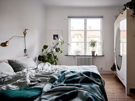 wood countertop white and green kitchen two colors kitchen scandinavian kitchen nordic kitchen hardwood floor kitchen encimera de madera design kitchen cocina nórdica cocina mezcla de estilos cocina luminosa cocina de dos colores cocina de color cocina comedor cocina blanca y verde  