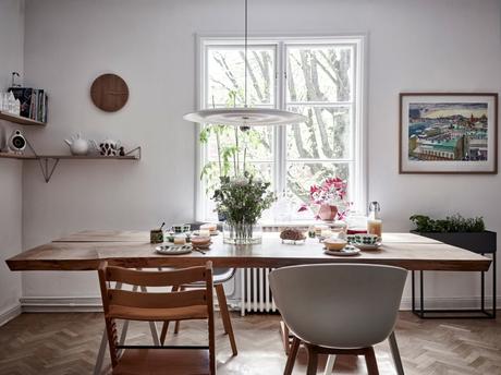 wood countertop white and green kitchen two colors kitchen scandinavian kitchen nordic kitchen hardwood floor kitchen encimera de madera design kitchen cocina nórdica cocina mezcla de estilos cocina luminosa cocina de dos colores cocina de color cocina comedor cocina blanca y verde  