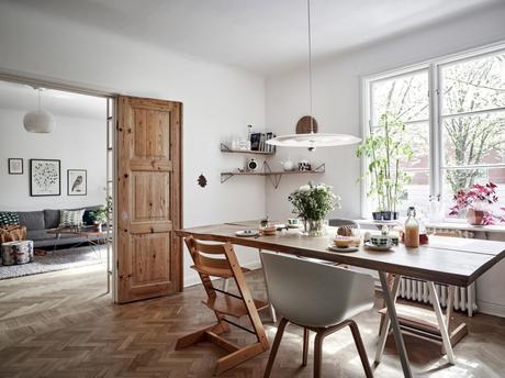wood countertop white and green kitchen two colors kitchen scandinavian kitchen nordic kitchen hardwood floor kitchen encimera de madera design kitchen cocina nórdica cocina mezcla de estilos cocina luminosa cocina de dos colores cocina de color cocina comedor cocina blanca y verde  