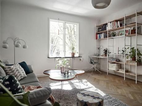 wood countertop white and green kitchen two colors kitchen scandinavian kitchen nordic kitchen hardwood floor kitchen encimera de madera design kitchen cocina nórdica cocina mezcla de estilos cocina luminosa cocina de dos colores cocina de color cocina comedor cocina blanca y verde  