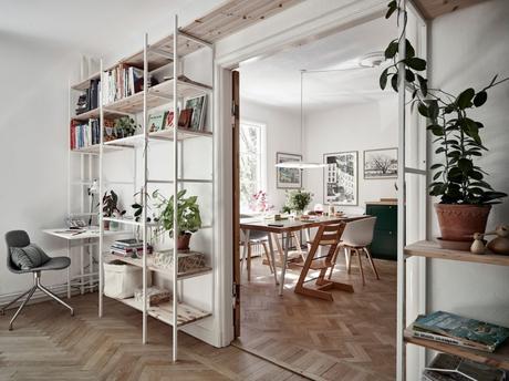 wood countertop white and green kitchen two colors kitchen scandinavian kitchen nordic kitchen hardwood floor kitchen encimera de madera design kitchen cocina nórdica cocina mezcla de estilos cocina luminosa cocina de dos colores cocina de color cocina comedor cocina blanca y verde  