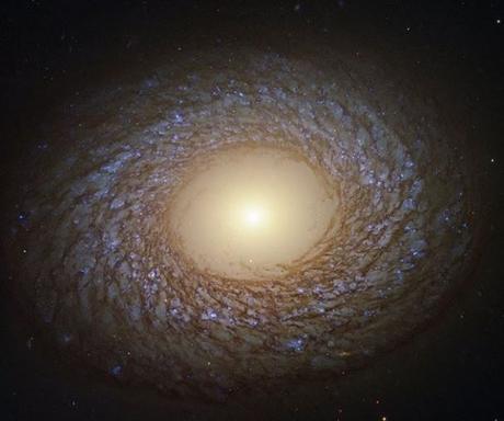 La espectacular galaxia espiral NGC 2775