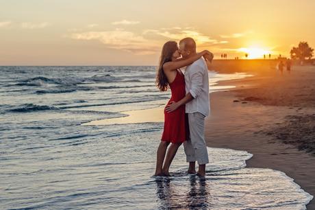 pareja en la playa, cómo enamorar a una mujer, cinco  secretos infalibles