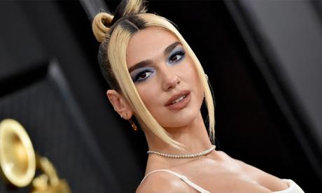 Dua Lipa demuestra sus dotes de flexibilidad en esta  sesión de yoga (VIDEO)