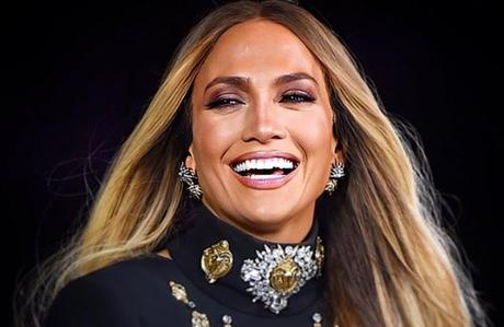 Jennifer López dejó ver sus torneados glúteos con ajustado jean blanco (FOTOS Jennifer López dejó ver sus torneados glúteos con ajustado jean blanco (FOTOS