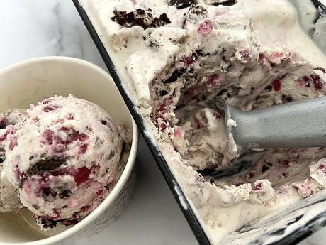 vanilla ice cream raspberries oreo cookies no-churn cookies and cream ice cream no churn ice cream ice cream home made ice cream helado sin heladera helado rápido helado fácil helado de nata helado de granada helado de galletas helado de frambuesas helado de cookies helado casero frozen treat easy ice cream desserts cream cookies cookies and raspberry ice cream  