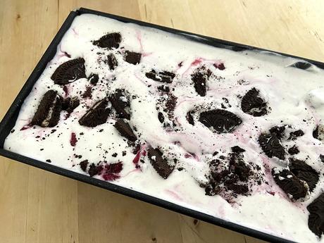 vanilla ice cream raspberries oreo cookies no-churn cookies and cream ice cream no churn ice cream ice cream home made ice cream helado sin heladera helado rápido helado fácil helado de nata helado de granada helado de galletas helado de frambuesas helado de cookies helado casero frozen treat easy ice cream desserts cream cookies cookies and raspberry ice cream  