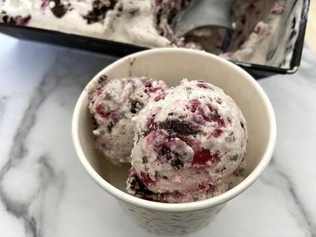 vanilla ice cream raspberries oreo cookies no-churn cookies and cream ice cream no churn ice cream ice cream home made ice cream helado sin heladera helado rápido helado fácil helado de nata helado de granada helado de galletas helado de frambuesas helado de cookies helado casero frozen treat easy ice cream desserts cream cookies cookies and raspberry ice cream  