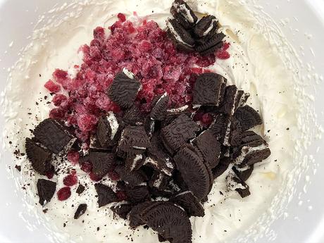 vanilla ice cream raspberries oreo cookies no-churn cookies and cream ice cream no churn ice cream ice cream home made ice cream helado sin heladera helado rápido helado fácil helado de nata helado de granada helado de galletas helado de frambuesas helado de cookies helado casero frozen treat easy ice cream desserts cream cookies cookies and raspberry ice cream  