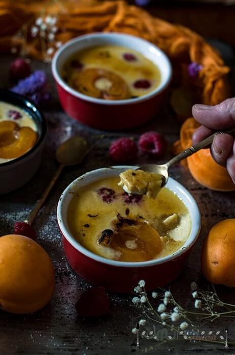 elaboración creme brulée CREME BRULÉE CON ALBARICOQUES Y FRAMBUESAS