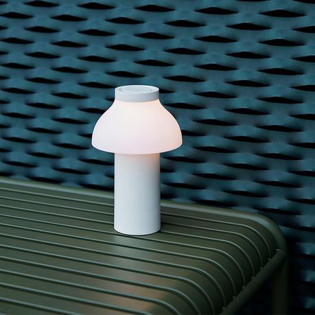 scandinavian design rechargeable lamp portable lamp outdoors lamp outdoors decor lámparas recargables lámparas de diseño lámparas portátiles lámparas de exterior HAY dk HAY design lamps diseño nórdico diseño escandinavo diseño danés danish lamps danish design  