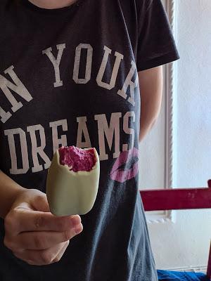 Helado de cheesecake y cerezas Helado de cheesecake y cerezas