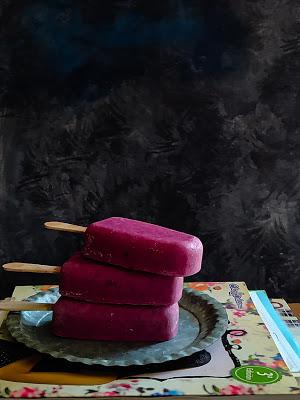 Helado de cheesecake y cerezas Helado de cheesecake y cerezas