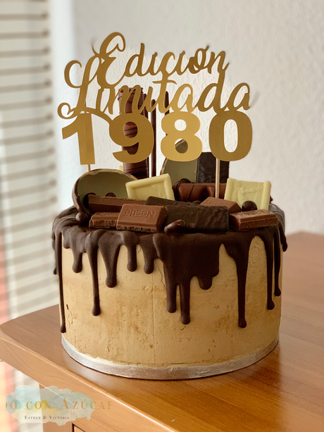 Tarta con chorretes de chocolate