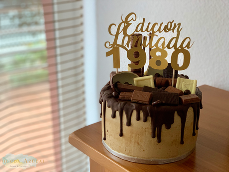 Tarta con chorretes de chocolate