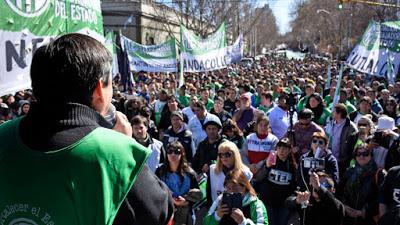 Gremios de estatales dicen no al pago de aguinaldo en cuotas