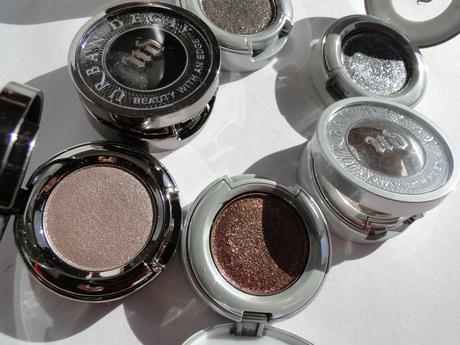 Sombras mono Moondust Urban Decay, brillo en un pote.