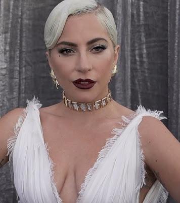Lady Gaga muestra mascarilla personalizada