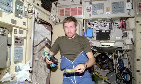 El hombre que viajó en el tiempo 0.02 segundos viajero-en-el-tiempo-astronauta-viajeros-en-el-tiempo