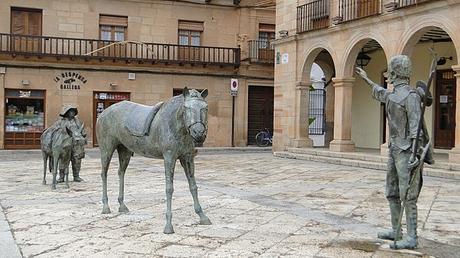 turismo de cercanía en Ciudad Real, plaza de Villanueva de los Infantes con Don Quijote y Sancho Panza