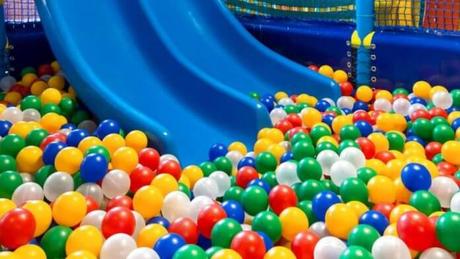 Adiós a las piscinas de bolas en los centros de ocio infantiles