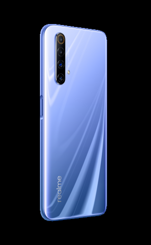 realme X50 5G con pantalla de 120Hz y con cascos realme Buds Q