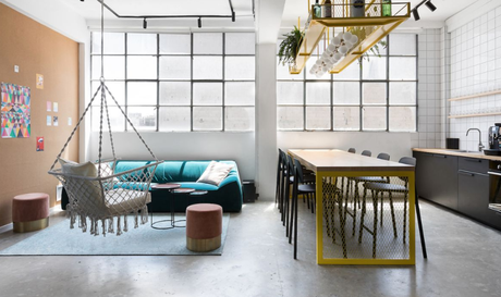 arquitectura industrial moderna: wizz air se mudan a un edificio viejo