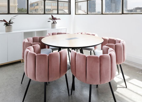 arquitectura industrial moderna: wizz air se mudan a un edificio viejo