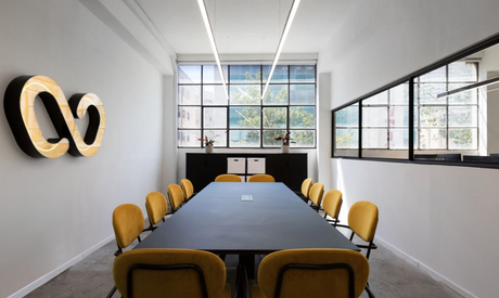 arquitectura industrial moderna: wizz air se mudan a un edificio viejo