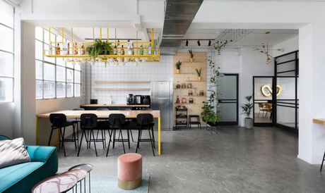 arquitectura industrial moderna: wizz air se mudan a un edificio viejo