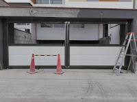 Fabricación de puertas levadizas de garaje con paneles de acero galvanizado Prima Innova