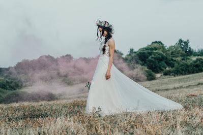 Novia con trenza y corona en una foto al aire libre