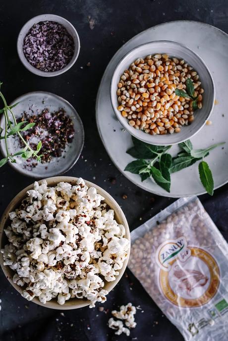 Palomitas de maíz especiadas con salvia y pimienta