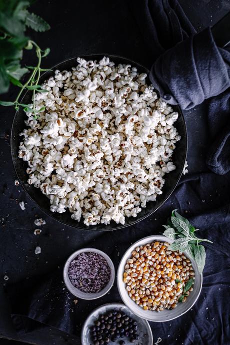 Palomitas de maíz especiadas con salvia y pimienta