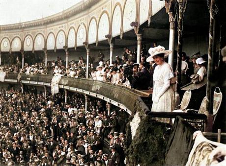 Santander coloreado:La reina Victoria Eugenia en los toros