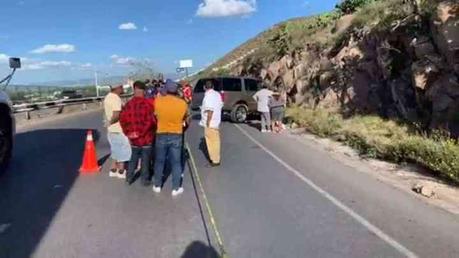 Dos personas fallecen en accidente vehicular en Anillo Periférico Sur.