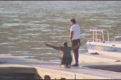 #Glee: Desgarrador: Padres de Naya Rivera fueron al lago donde la actriz desapareció (FOTOS Y VIDEO)