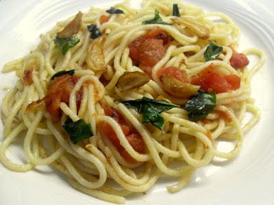 Spaguetti alla Toscana, con tomate, ajo y albahaca saltedo.