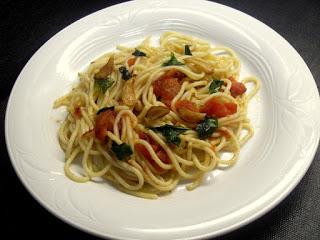 Spaghetis al pomodo, basilico e aglio.